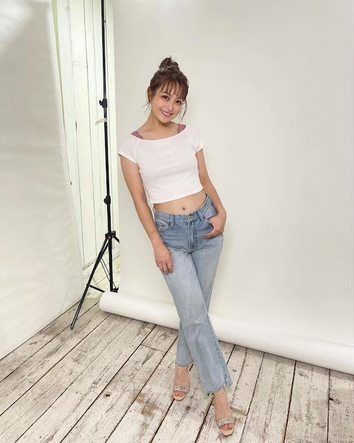 鈴木奈々 スタイル抜群❗️ヘソ出しショット公開で話題に😳💖「可愛いすぎるっす😍」