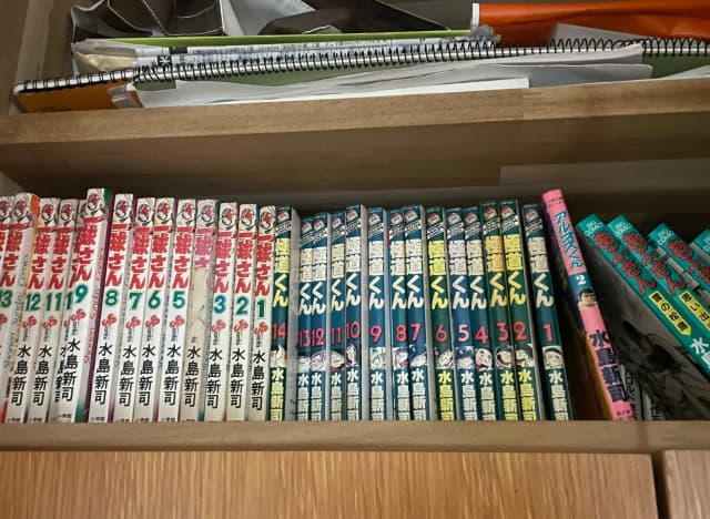 三浦マイルド、高校野球漫画『極道くん』を前に「これを読みながら寝ます」と微笑む