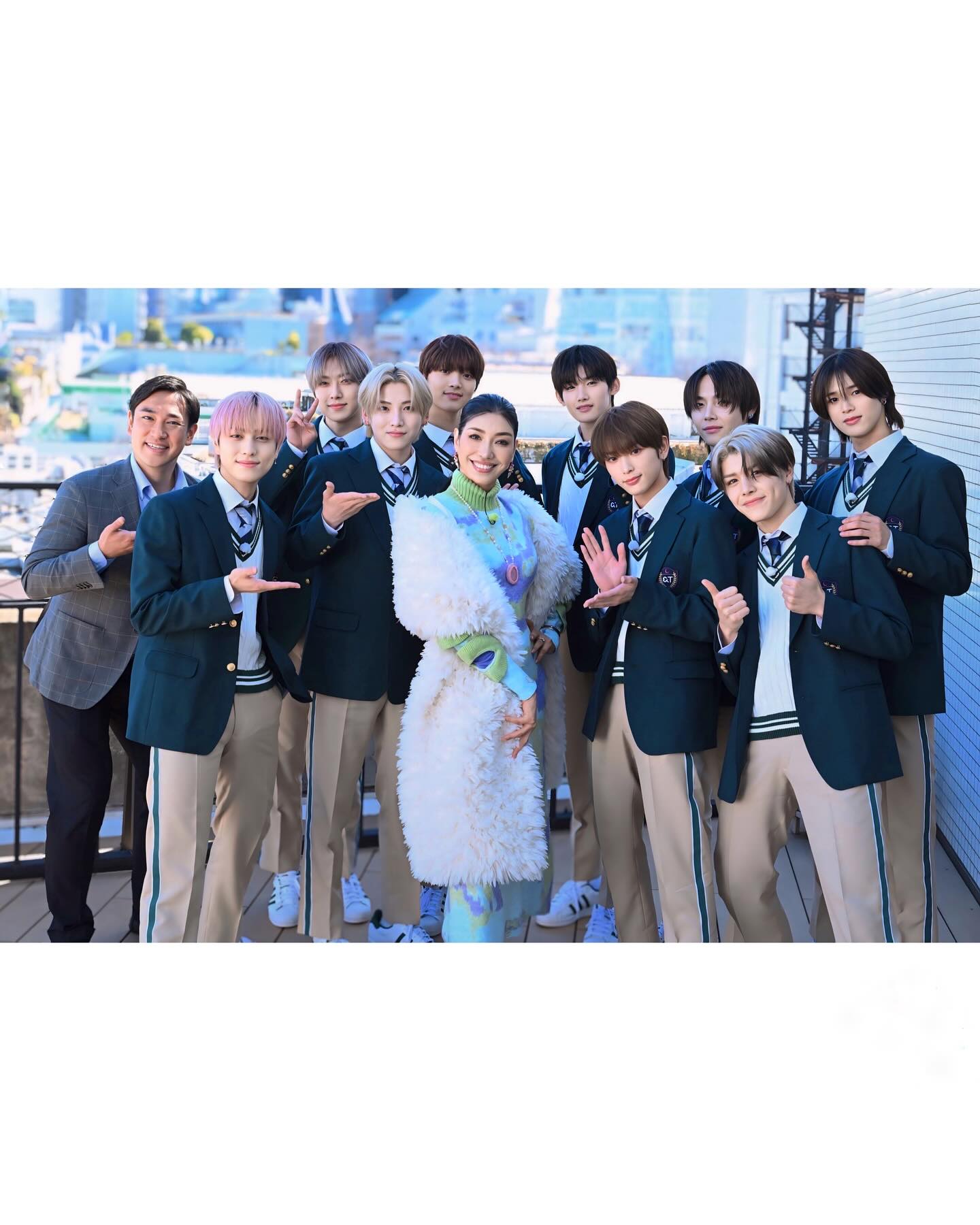 今大人気“BTSの弟分”&TEAMとアンミカが共演！豪華集合写真が話題に