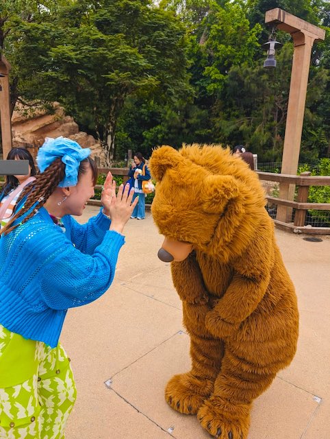 フワちゃん 香港ディズニーで体験した爆笑エピソード 「去り際礼儀正しすぎてしぬ」