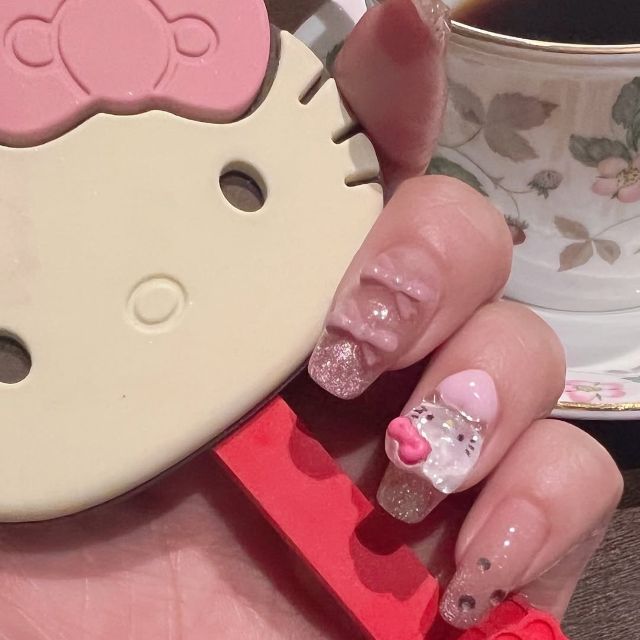 爪でキティちゃんを！？元日向坂46・東村芽依のネイルが可愛すぎる！