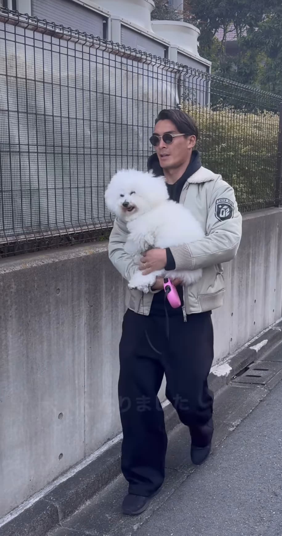 「パパの抱っこに満足してる♡」槙野智章＆愛犬・ぱん、仲良しお散歩ムービーにファンほっこり！