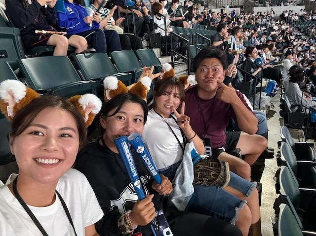 吉本ひかる 新垣比菜らと「みみカチューシャ」を付け野球観戦