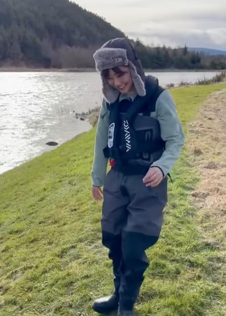 癒しのひととき！倉科カナ、アイビーとフライフィッシングの休日