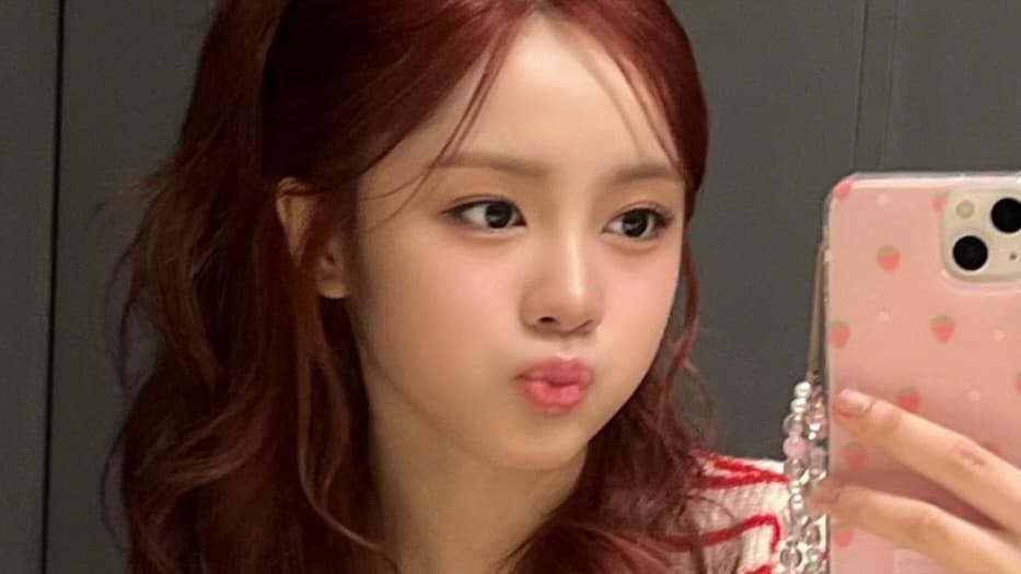 UNIS エリシアの”さくらんぼニット”自撮りショット