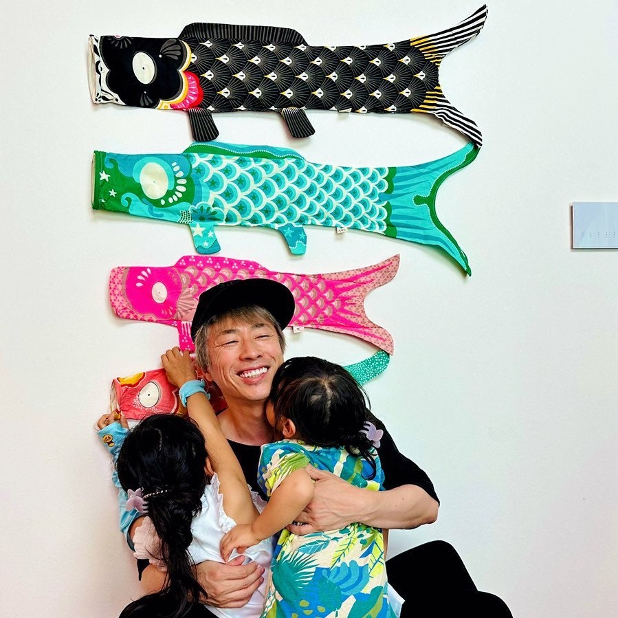 田村淳が次女からの熱烈キスを回避⁉️幸せいっぱいショットを公開し話題に👨‍👩‍👧‍👦💗