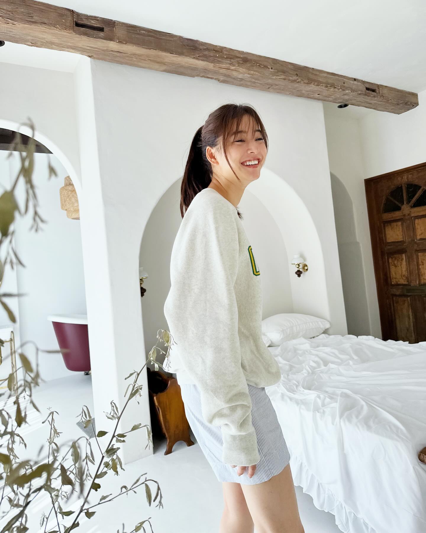 珍しいスウェット姿披露！新木優子のカレンダーオフショットが話題に