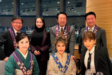 デヴィ夫人、非日常のクリスマスディナーで豪華なひとときを満喫