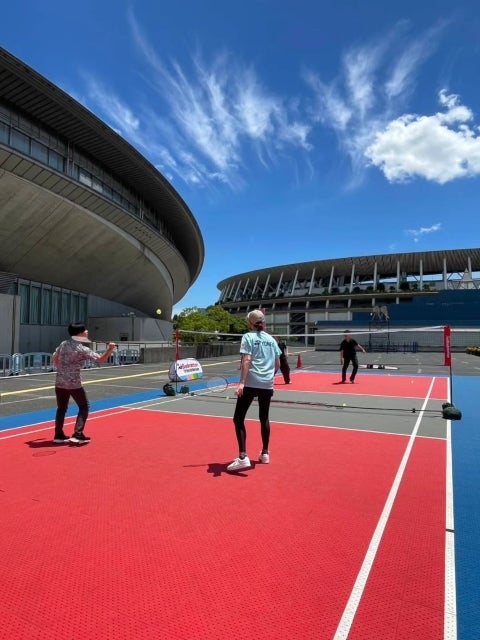 小椋久美子が「国立競技場前の赤コート」で魅せた、風と青空のエアバド体験会が爽快すぎた
