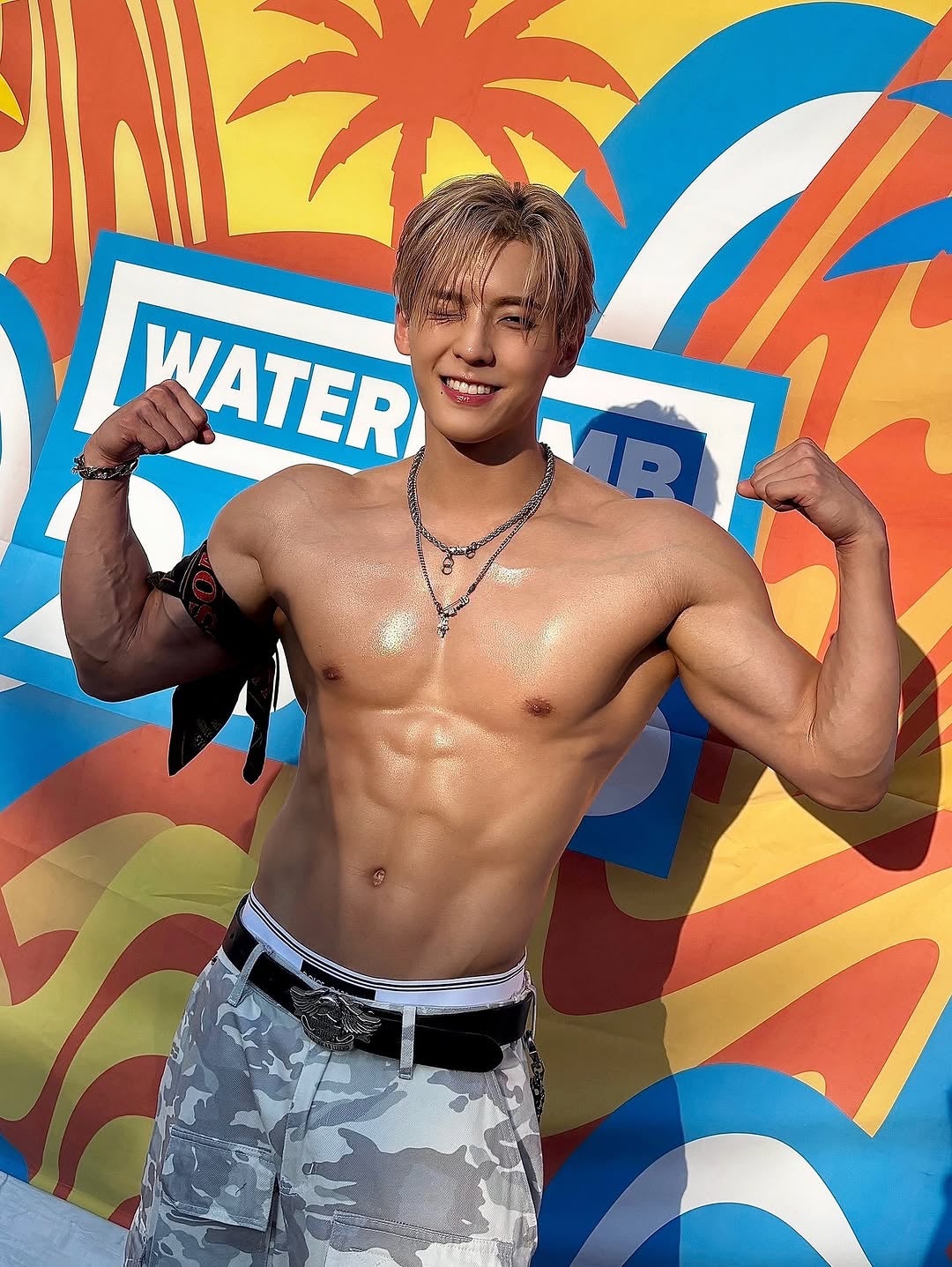 圧巻の肉体美…人気アイドルがウォーターボムで魅せた完璧シックスパック