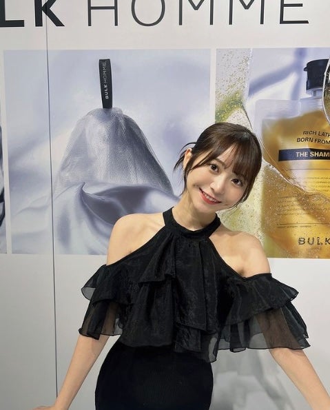 「鎖骨いいわ〜」かとゆりが大胆肩出しワンピでお渡しイベント