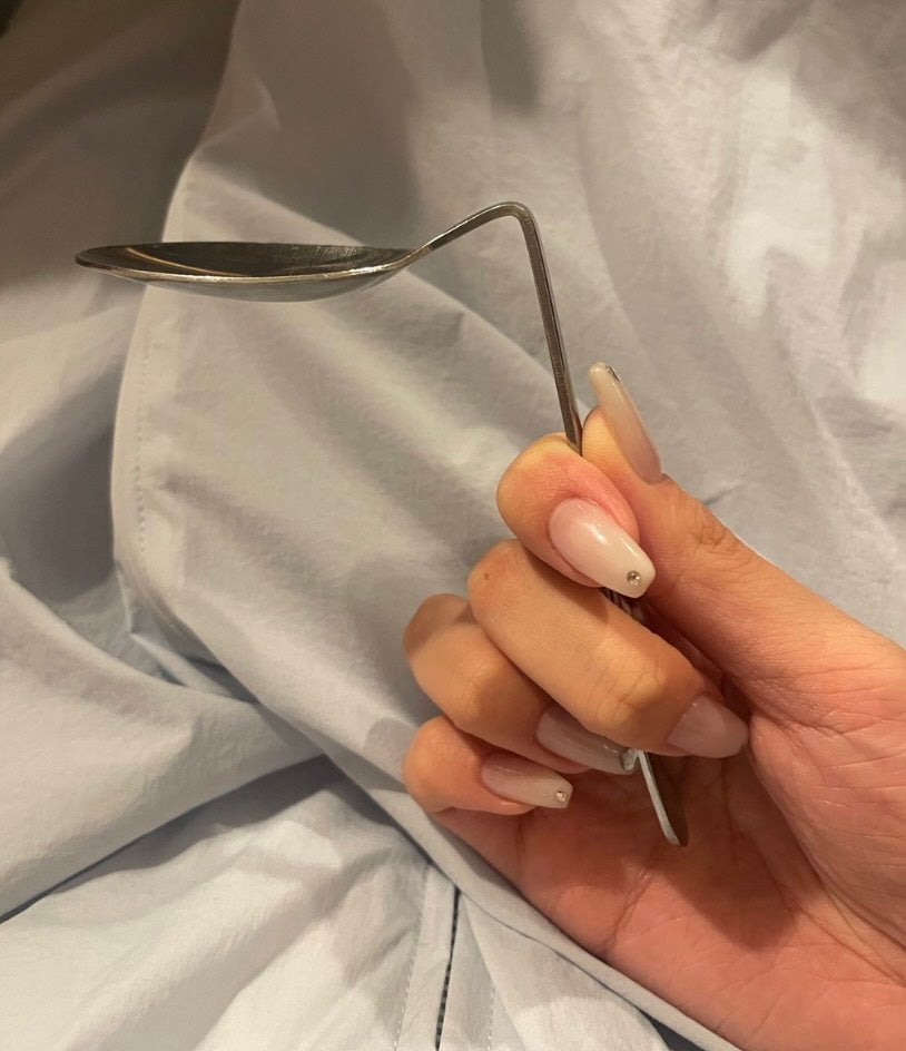 アイドルがスプーン曲げを披露！はじめて！