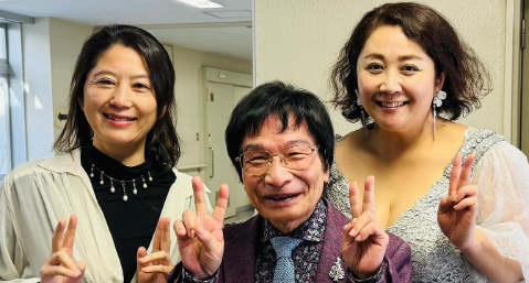 尾木ママ、都内高校でのオペラ体験を視察！「生徒たちも笑顔で楽しく実践」