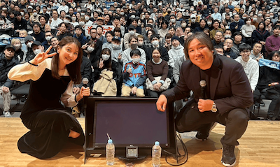 名物コンビのライブにファン殺到　