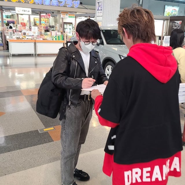 トム・ブラウン布川、あの芸人が“さくらを仕込んで”サインをする様子を激写！？