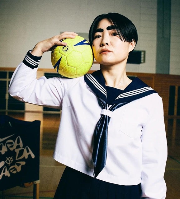 「スポーツ漫画の表紙みたい！」イモトアヤコがクールな「スポーツ女子ショット」を公開