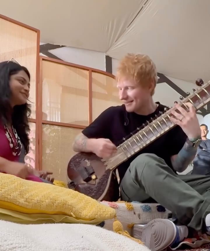 エド・シーラン、公式インスタグラムでシタール初挑戦を報告