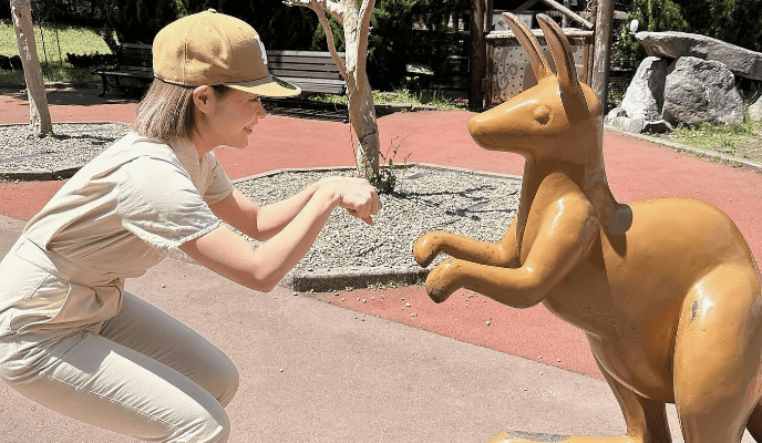 「原監督のグータッチみたい 笑」野球美女子、大好きな動物との”お戯れ・ショット”にファンヒーリング状態！
