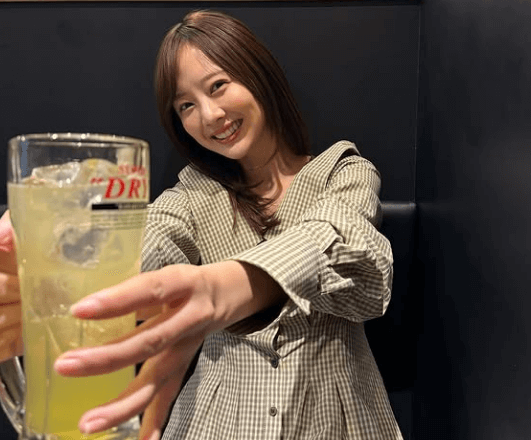 美しいと話題の人気モデル、”焼肉ごぉ・ショット”を披露しファン・バーニング・ラブ「ビジュ良すぎる人がビジュ良すぎるモノ食べてる」