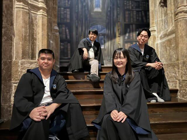 ホグワーツへ入学！？レイブンクローのローブを着た人気芸人たちが話題に