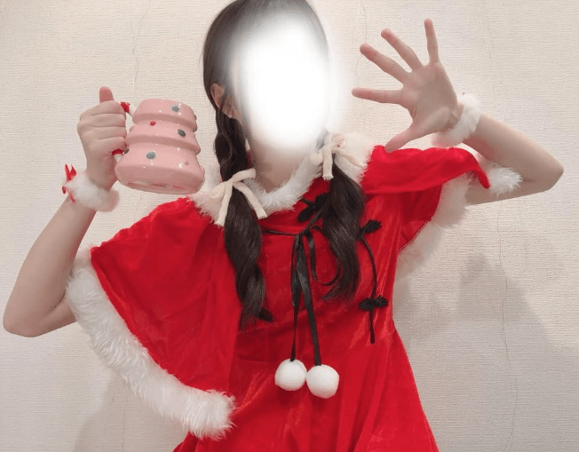 紅白出場で話題の15歳女子高校生シンガー「tuki.」、聖夜の”サンタコス・供給”に絶賛コメントが止まらない！