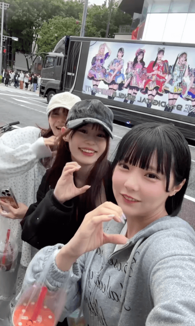 「本人たちに遭遇⁉」福山梨乃ら3人、渋谷で話題のアドトラックと奇跡の瞬間