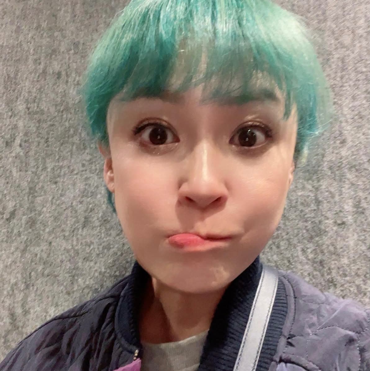 「10代からの付き合いだと髪色も被るの？笑」佐藤仁美、あの有名俳優〇〇と