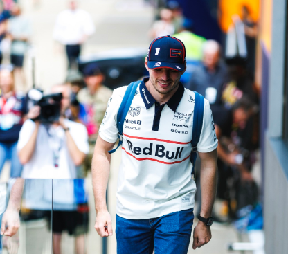 F1 驚きの姿！レッドブルのエースが“異例のチーム到着スタイル”で登場
