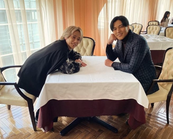 「保存しなきゃ」「最高のオフショット」要潤 嵐・二宮との“推しの子”2ショットを公開