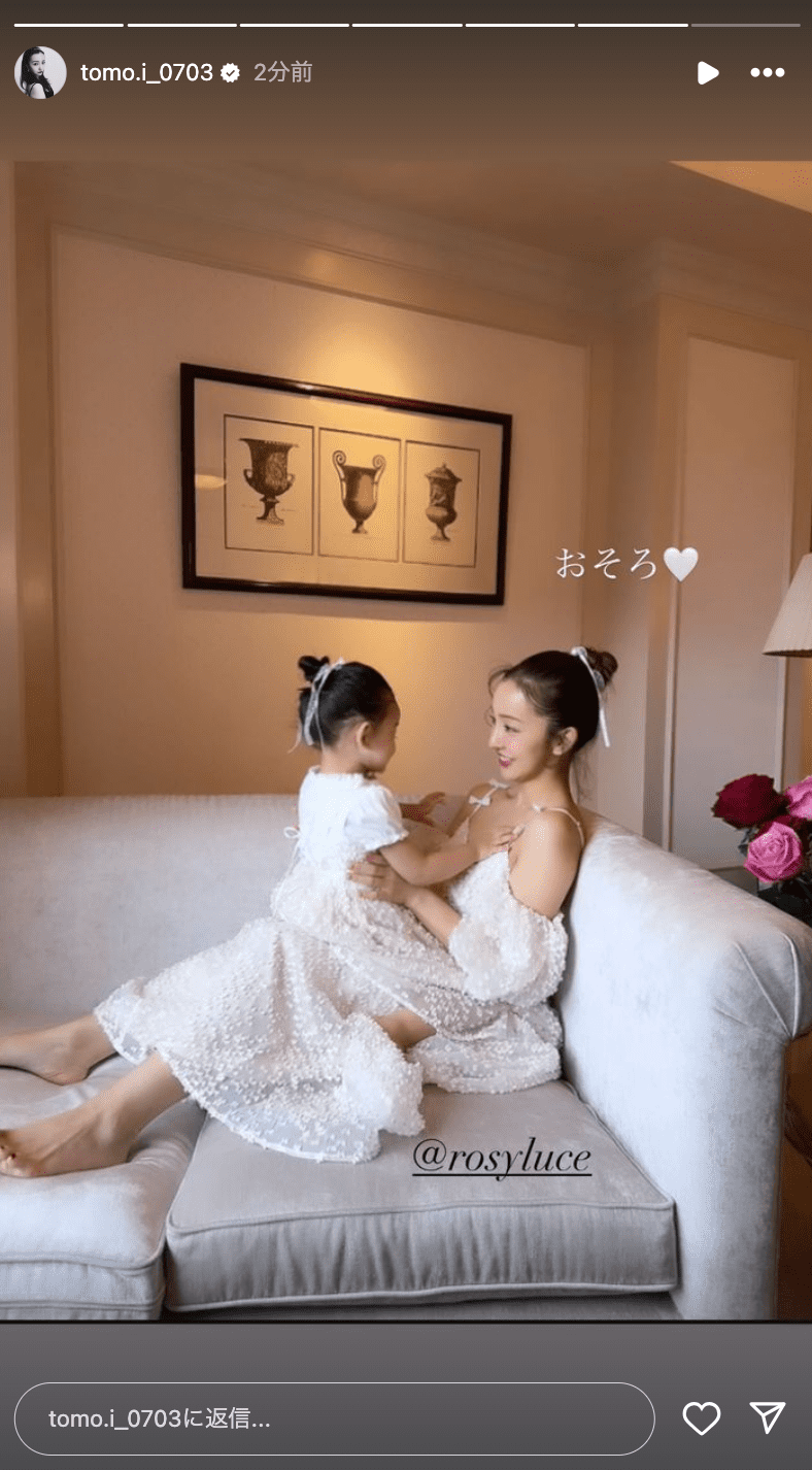 板野友美、2歳の娘とのお揃いコーデ2ショットを公開💕可愛すぎると話題に📸🤍