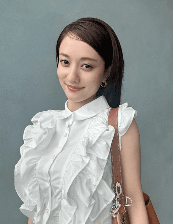 先月ファンクラブを開設して話題の谷まりあがオフショットを公開！