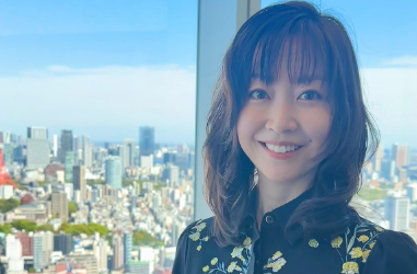 「東京タワーに負けない輝き」黒川智花、収録先の絶景オフショットに称賛の声