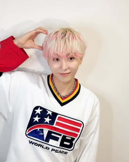 韓国の人気アイドルが可愛すぎる金髪オフショットを披露