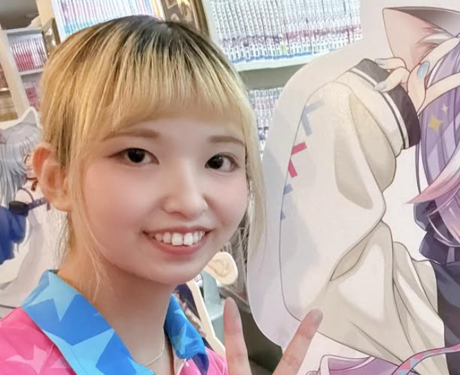 平口結貴プロが“自遊空間”のコラボキャラパネルと楽しい交流ショットを公開