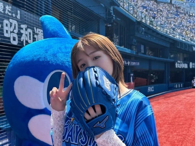 「ノーバン届かずも満点スマイル」あの人気グラビアアイドルが2度目の始球式で魅せた全力投球