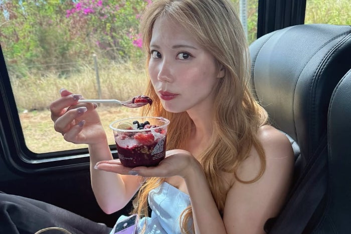 この金髪美女は誰！？金髪が似合いすぎの美人バスケ選手、ハワイでのアサイーボウルがお気に入り！