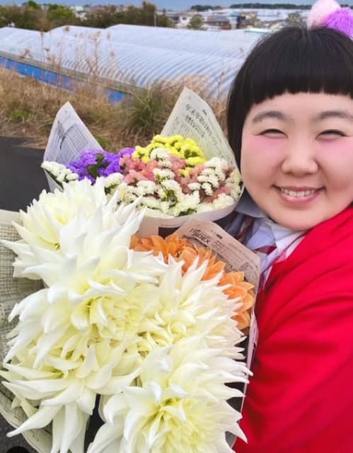 美しい花と酒井藍のツーショットでファン魅了！