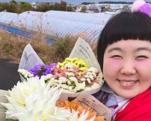 美しい花と酒井藍のツーショットでファン魅了！