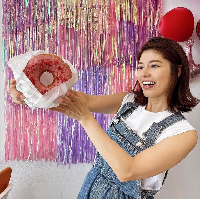 神田愛花が大興奮！アメリカから上陸したド派手ドーナツに笑顔炸裂