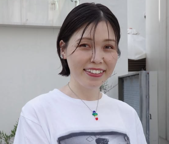 新ヘアで爽やか笑顔！誠子が幸運の予感ショット
