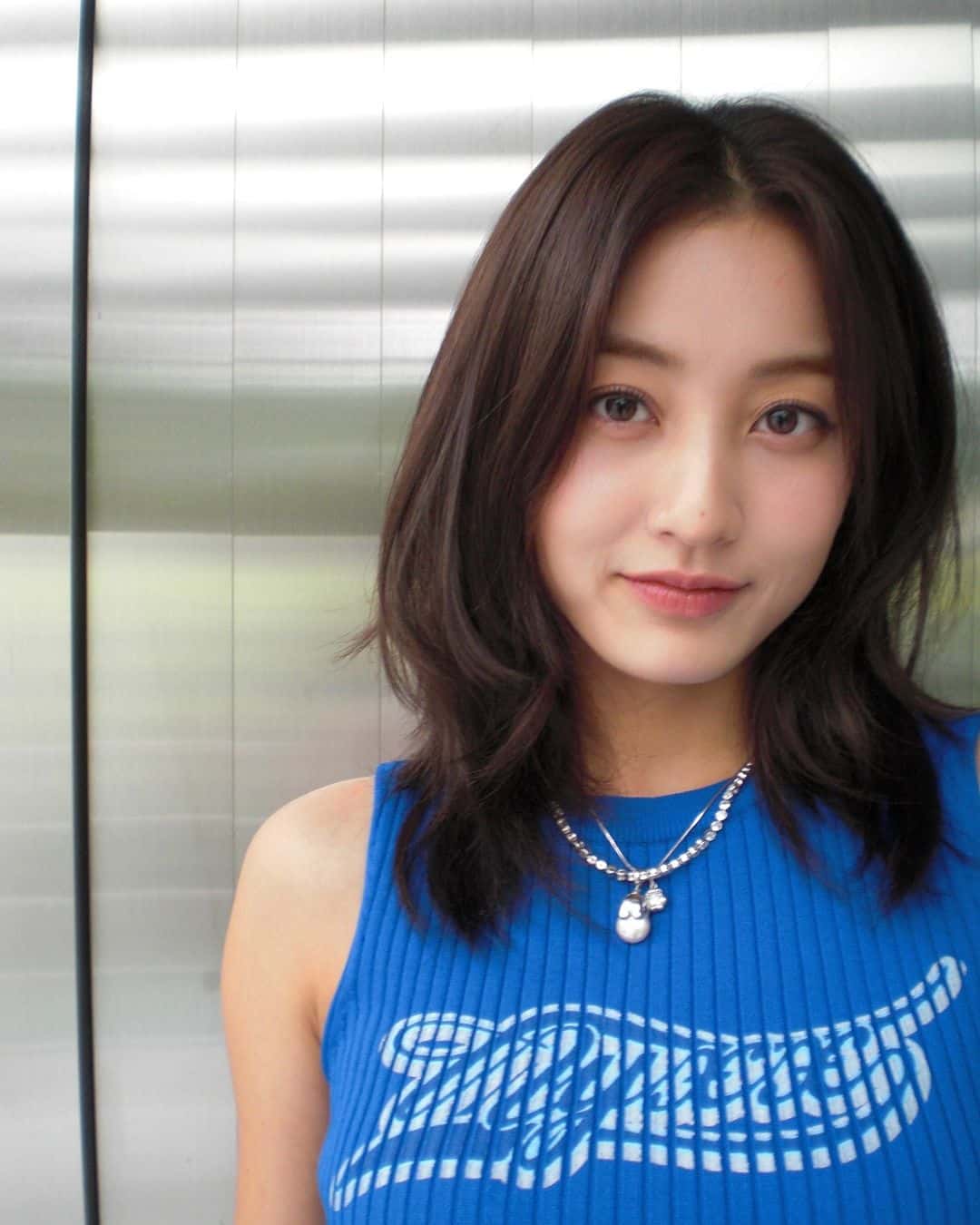 大人気韓国アイドルの肩出しショットにファン悶絶「綺麗すぎる」