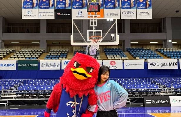 バスケ系インフルエンサーすみぽん、BリーグFE名古屋マスコット『リードくん』と笑顔でパシャリ！「うらやまし～」