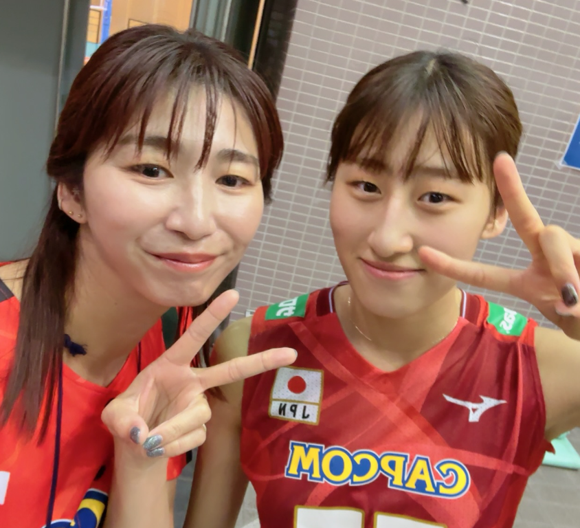 笑顔の2ショットが話題！秋本愛＆娘・美空、“おそろネイル”で決勝へGO！