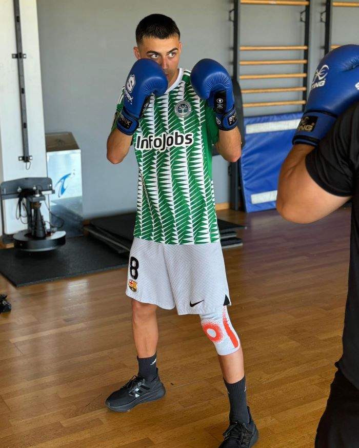 バルセロナの新星がNEWヘアスタイルでボクシング？！