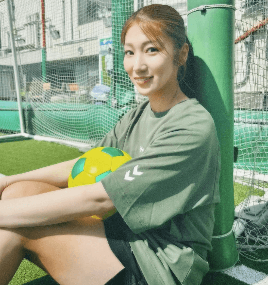 「日に日に可愛くなってる」美女サッカー選手、ポカポカ陽気のなかで見せた”微笑み・ショット”にファン惚れ惚れ「惚れちゃうだろ」