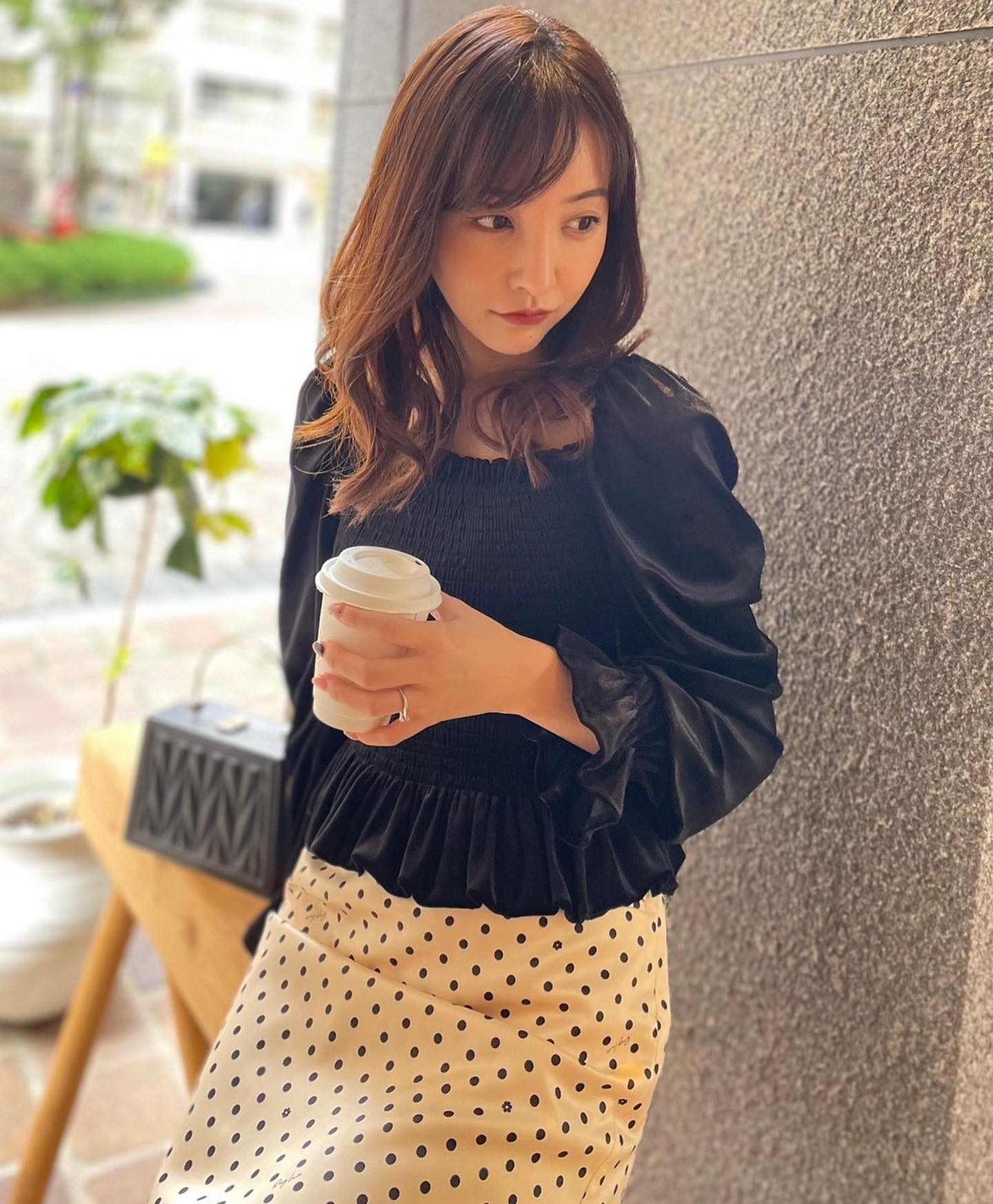 👀板野友美がデートコーデを披露💁‍♀️激かわ写真連発で「参りました」