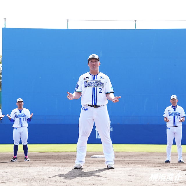 DeNA新主将の牧秀悟が全体練習を締める👏