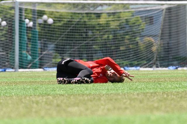 芝生でグッタリ!?なでしこジャパン・成宮唯「ダウン後疲れすぎてこうなりました」