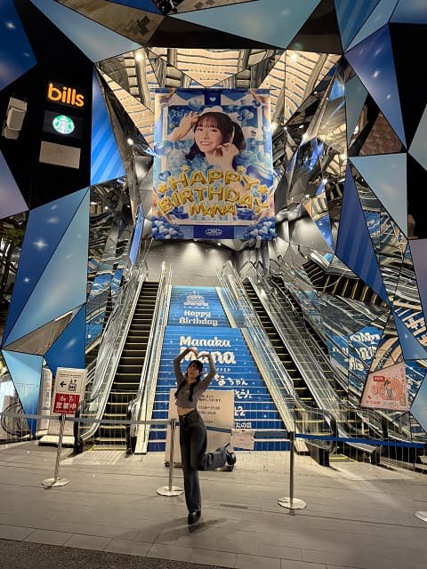 FRUITS ZIPPER 真中まなが自身の誕生日広告の前でパシャリ！ファン「スタイルバグすぎる、、」