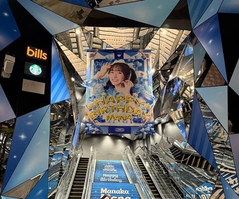 FRUITS ZIPPER 真中まなが自身の誕生日広告の前でパシャリ！ファン「スタイルバグすぎる、、」